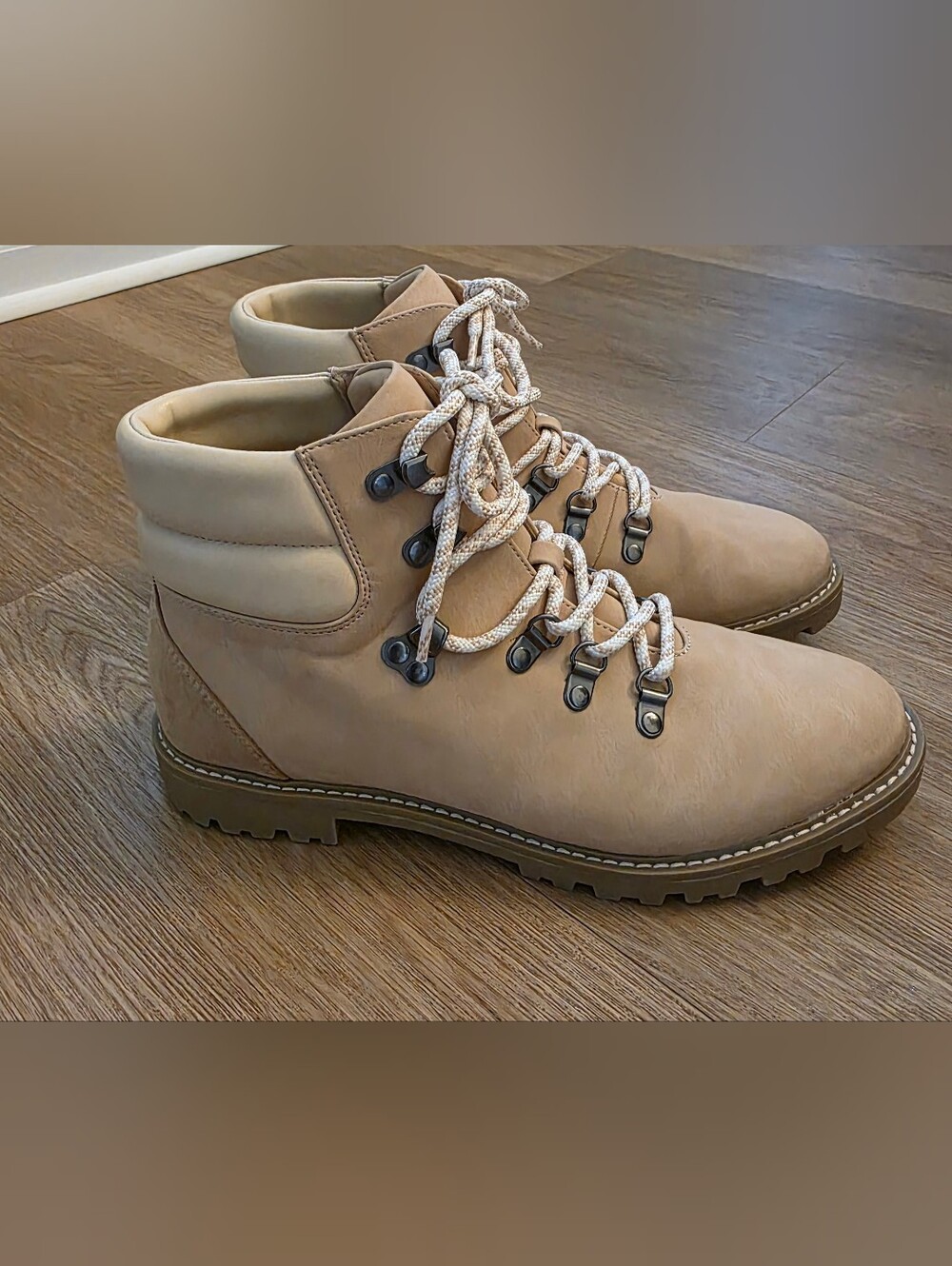 Universal Thread Tan Hiking Boots - Casual Outdoor Women's Ankle Boot